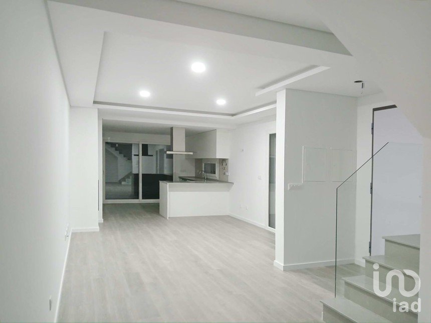 Casa T4 em Fernão Ferro de 160 m²