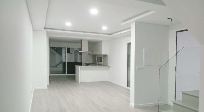 Casa T4 em Fernão Ferro de 160 m²