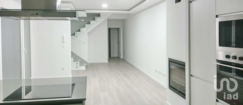 Casa T4 em Fernão Ferro de 160 m²