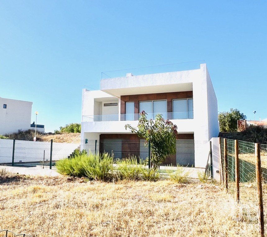 House T3 in Mexilhoeira Grande of 220 m²