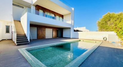 House T3 in Mexilhoeira Grande of 220 m²