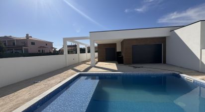 Casa T4 em Fernão Ferro de 220 m²