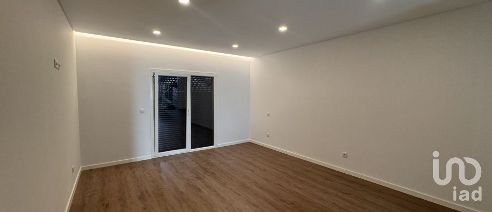 Casa T4 em Fernão Ferro de 220 m²