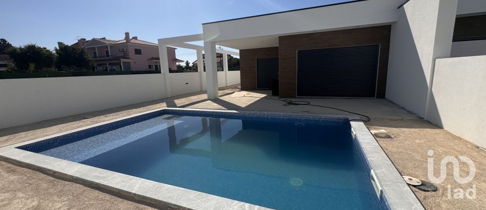 Casa T4 em Fernão Ferro de 220 m²