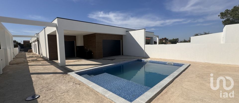 Casa T4 em Fernão Ferro de 220 m²