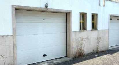 Parque de Estacionamento / Garagem / Box em Charneca De Caparica E Sobreda de 15 m²