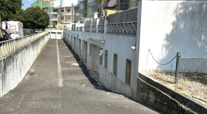 Parque de Estacionamento / Garagem / Box em Charneca De Caparica E Sobreda de 15 m²