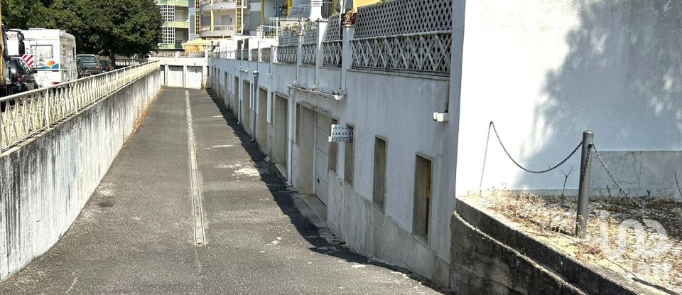 Parque de Estacionamento / Garagem / Box em Charneca De Caparica E Sobreda de 15 m²