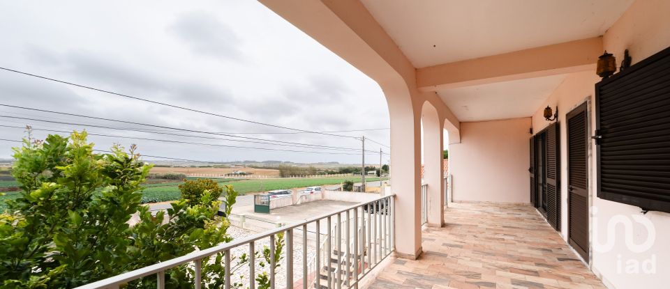 Casa T3 em Atouguia da Baleia de 238 m²