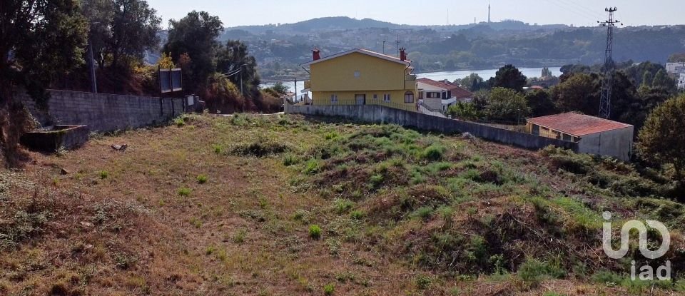 Building land in Gondomar (São Cosme), Valbom e Jovim of 2,558 m²