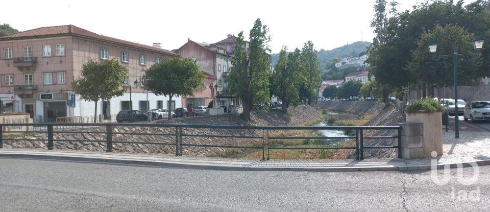 Loja / Estabelecimento Comercial em Alenquer (Santo Estêvão e Triana) de 125 m²