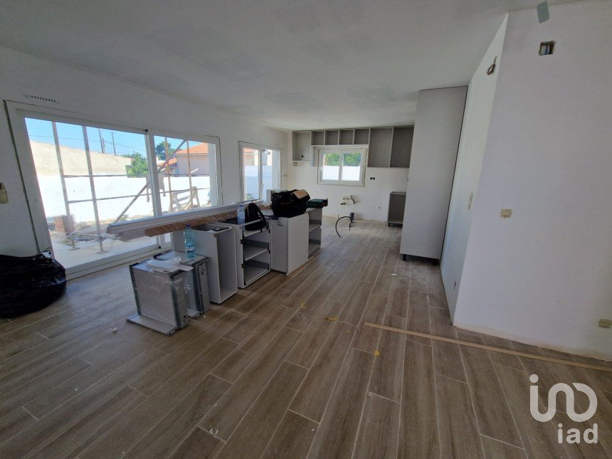 Casa T4 em Fernão Ferro de 142 m²