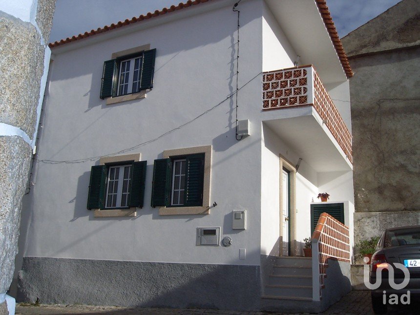 Maison de village T2 à Salgueiro do Campo de 104 m²