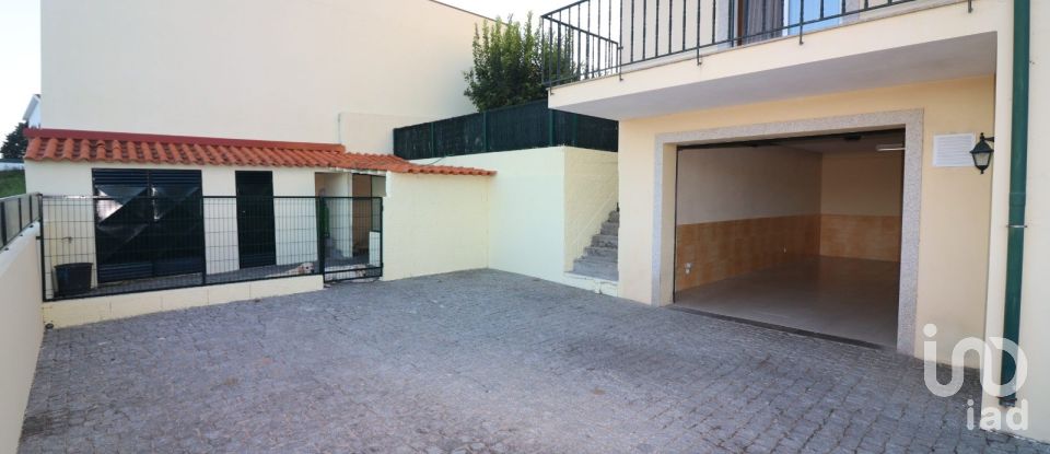 Gîte T3 à Figueiró (Santiago e Santa Cristina) de 390 m²