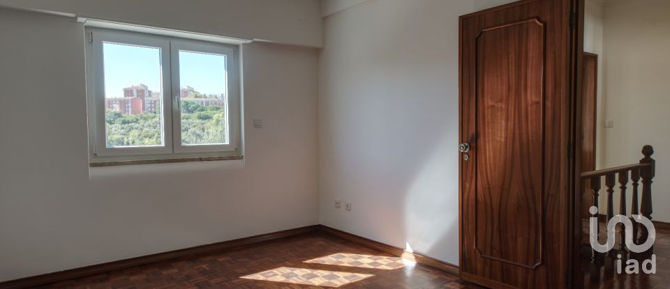 House T4 in Olivais of 200 m²