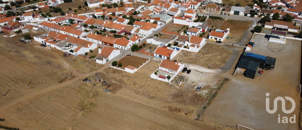 Terrain à São Manços e São Vicente do Pigeiro de 274 m²