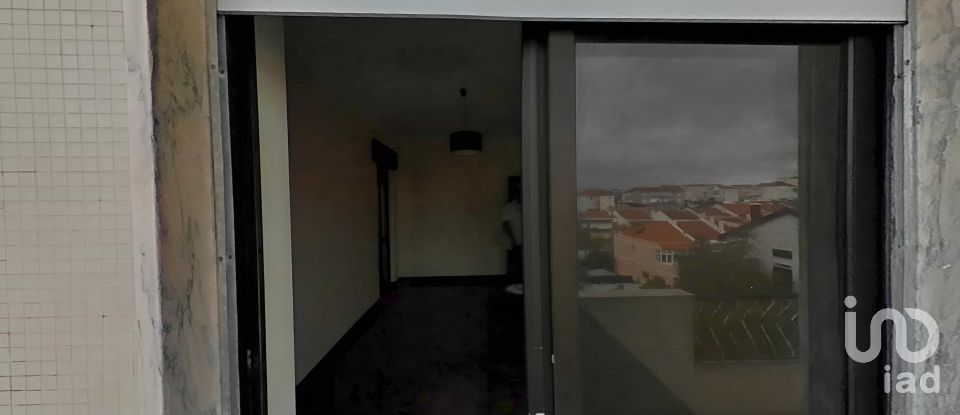 Apartment T3 in Laranjeiro e Feijó of 84 m²