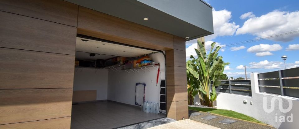 House T4 in Azeitão (São Lourenço e São Simão) of 161 m²