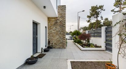 House T4 in Charneca De Caparica E Sobreda of 248 m²