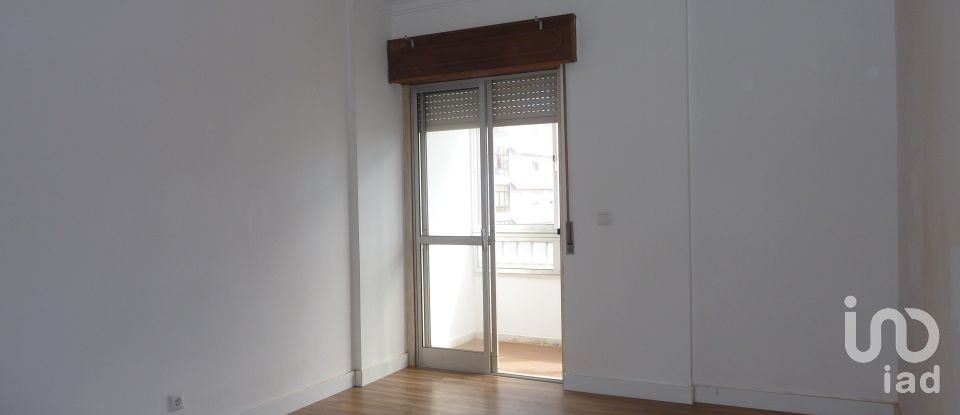 Apartment T3 in Mina de Água of 96 m²