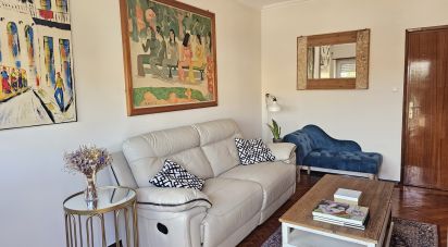 Apartamento T2 em Carcavelos e Parede de 70 m²