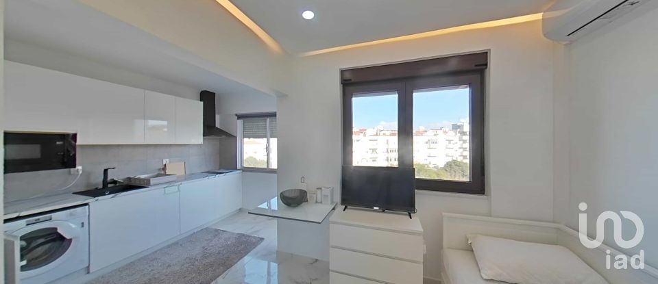 Studio T3 in Laranjeiro e Feijó of 74 m²