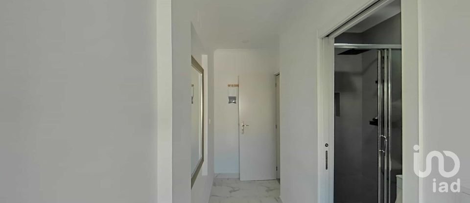 Studio T3 in Laranjeiro e Feijó of 74 m²