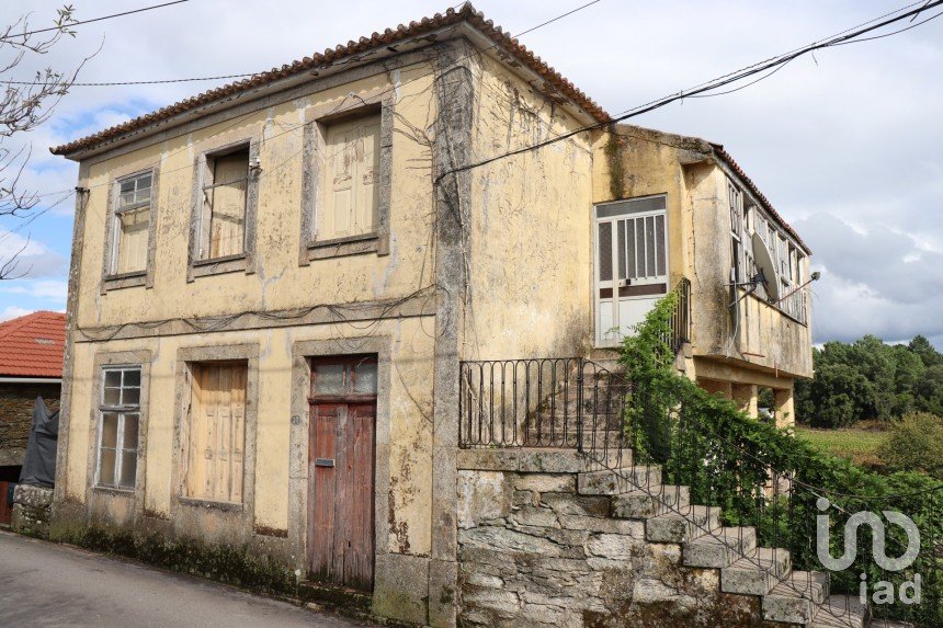 Maison de campagne T5 à Folhadela de 224 m²