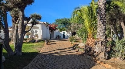 House T3 in Mexilhoeira Grande of 180 m²