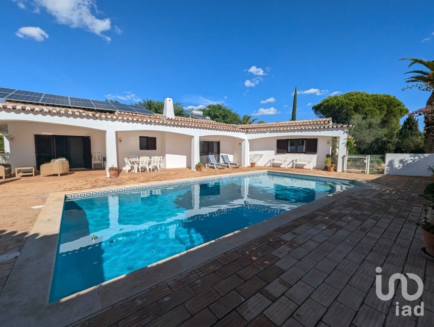 House T3 in Mexilhoeira Grande of 180 m²