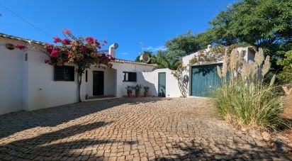 House T3 in Mexilhoeira Grande of 180 m²