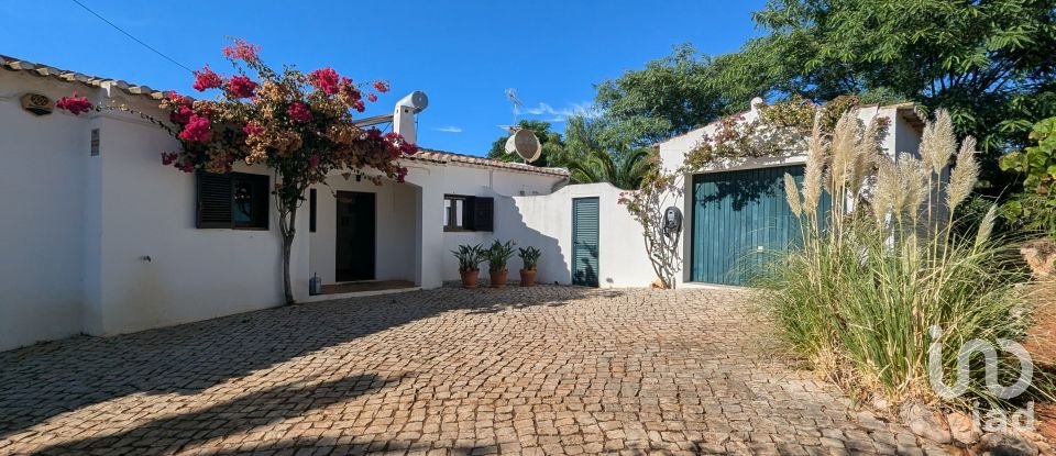 House T3 in Mexilhoeira Grande of 180 m²