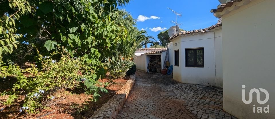 House T3 in Mexilhoeira Grande of 180 m²