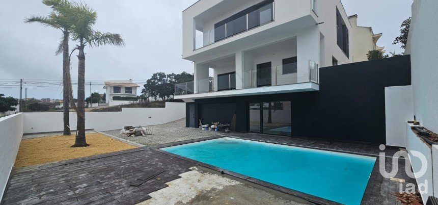 House T4 in Charneca De Caparica E Sobreda of 260 m²