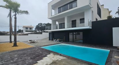 House T4 in Charneca De Caparica E Sobreda of 260 m²