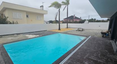 House T4 in Charneca De Caparica E Sobreda of 260 m²