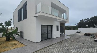 House T4 in Charneca De Caparica E Sobreda of 260 m²