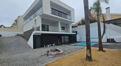 House T4 in Charneca De Caparica E Sobreda of 260 m²