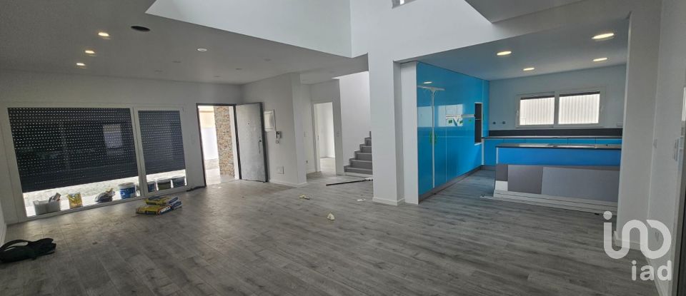 Maison T4 à Charneca De Caparica E Sobreda de 260 m²