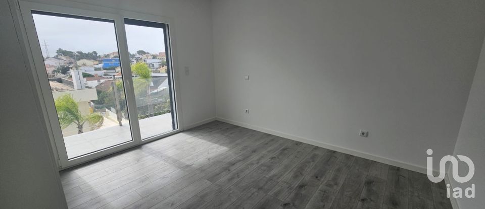 Casa / Villa T4 em Charneca De Caparica E Sobreda de 260 m²