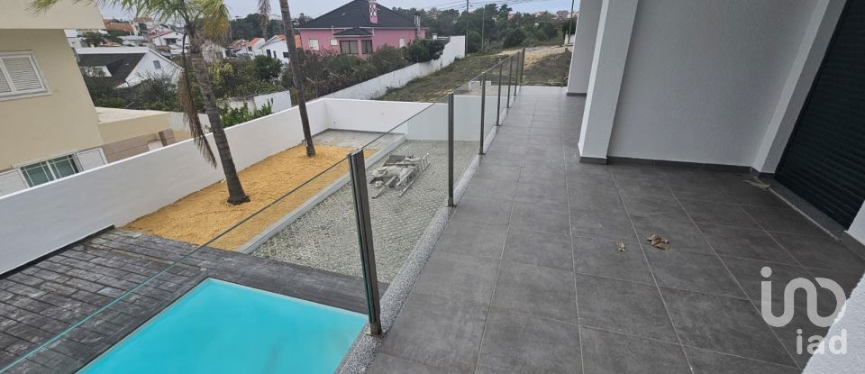 House T4 in Charneca De Caparica E Sobreda of 260 m²