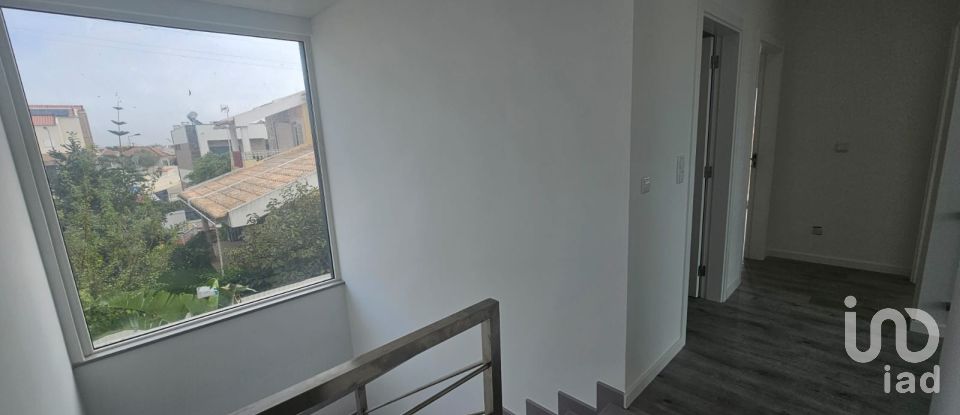 Maison T4 à Charneca De Caparica E Sobreda de 260 m²