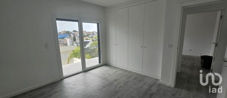 House T4 in Charneca De Caparica E Sobreda of 260 m²