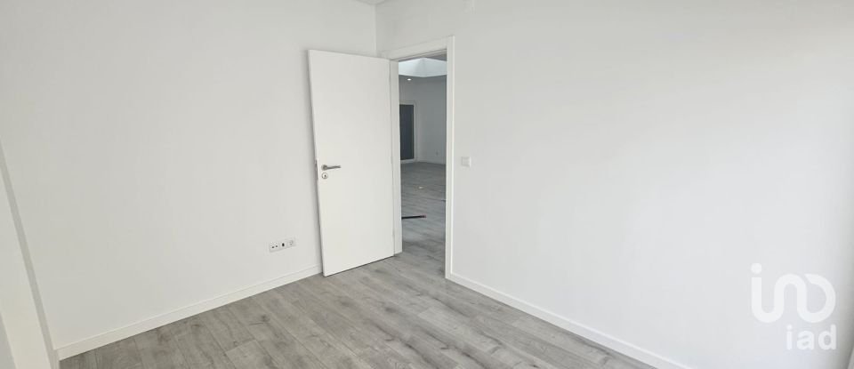 Maison T4 à Charneca De Caparica E Sobreda de 260 m²