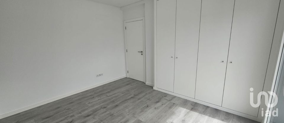 Maison T4 à Charneca De Caparica E Sobreda de 260 m²