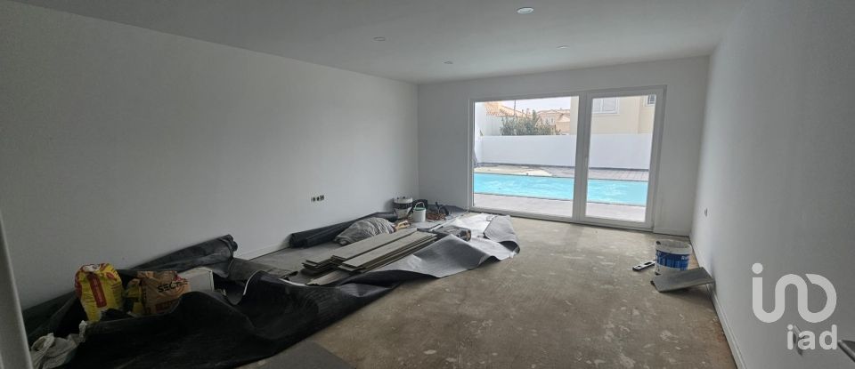 Casa / Villa T4 em Charneca De Caparica E Sobreda de 260 m²