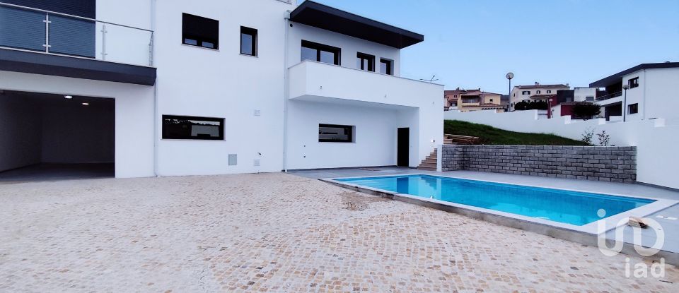 House T4 in Vermelha of 228 m²