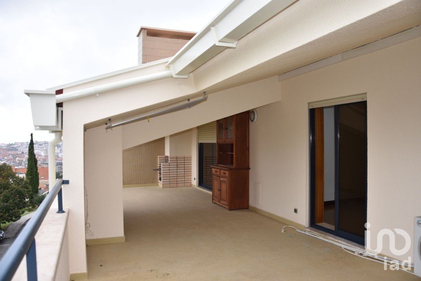 Apartment T5 in Santo António dos Olivais of 306 m²