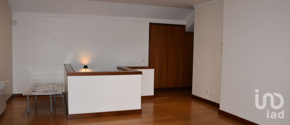 Apartment T5 in Santo António dos Olivais of 306 m²