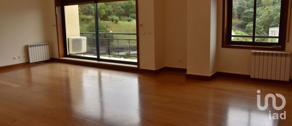 Apartment T5 in Santo António dos Olivais of 306 m²